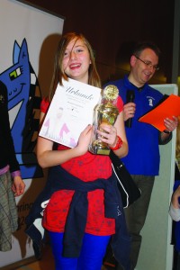Michelle Hallmann mit dem Pokal der U14-Konkurrenz.