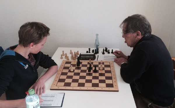 Luke Bergmeier an Brett 2 gegen Horst Freundt (Herford) am 08.02.2015
